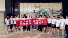 “巨人”姚明抵昌參加國壽愛心夏令營開營活動