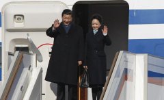 習近平抵達莫斯科 與夫人挽手走下飛機(圖)