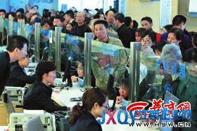 昨日，市民在西安秦華天然氣營業廳排隊購買天然氣，隊伍迂回排出了大門本報記者 湯繼穎 攝