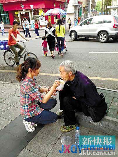 女孩給乞丐喂飯?jiān)旒龠M(jìn)展：策劃者承認(rèn)隱瞞事實(shí)