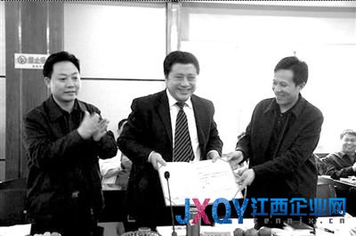 2010年4月21日，婁底市有關(guān)領(lǐng)導(dǎo)為趙錫永(中)頒發(fā)經(jīng)濟(jì)顧問聘書。