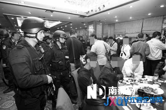 手持微沖、身穿防彈背心的警員進入酒樓進行調查。深圳警方供圖