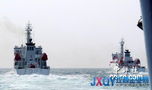 “海巡”新加入2艘船艦，在高雄外海進行操演。（中評社倪鴻祥攝）