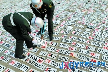 戰(zhàn)士在剪假軍車號牌