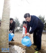 習(xí)近平參加北京義務(wù)植樹活動 強(qiáng)調(diào)加強(qiáng)環(huán)境保護(hù)