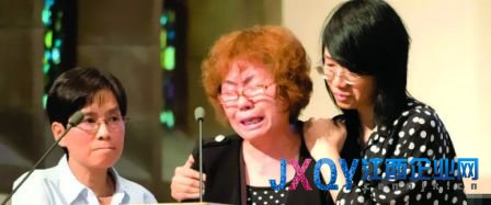 林俊母親(圖中)當日在亡兒喪禮上十分哀傷。