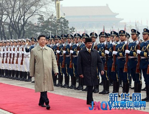 4月5日，國家主席習近平在北京人民大會堂會見文萊蘇丹哈桑納爾。會談前，習近平在大會堂東門外廣場為哈桑納爾訪華舉行歡迎儀式。 新華社記者劉衛兵