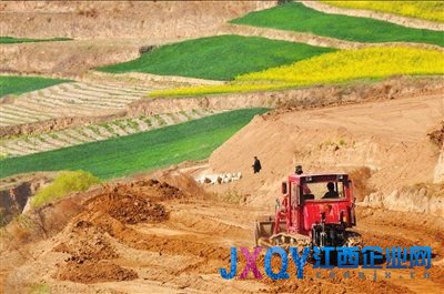 4月3日，一輛推土機(jī)正在進(jìn)行土地整治。遠(yuǎn)處的冬小麥和油菜等農(nóng)作物行將被鏟平掩埋。新華社發(fā)