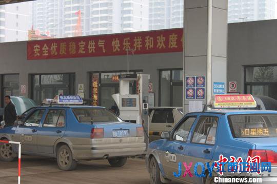 圖為出租車在邯鄲新南環(huán)路旁的加氣站加氣。 趙晨光 攝