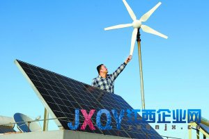 4月6日，申請個人賣電業務的居民董強在調試自家屋頂裝置的光伏太陽能板和風力發電設備。