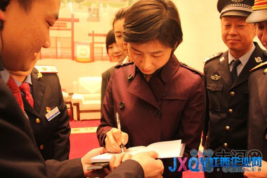劉洋首回家鄉安陽瞻仰烈士 站臺乘客驚喜歡呼