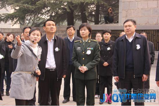劉洋首回家鄉安陽瞻仰烈士 站臺乘客驚喜歡呼