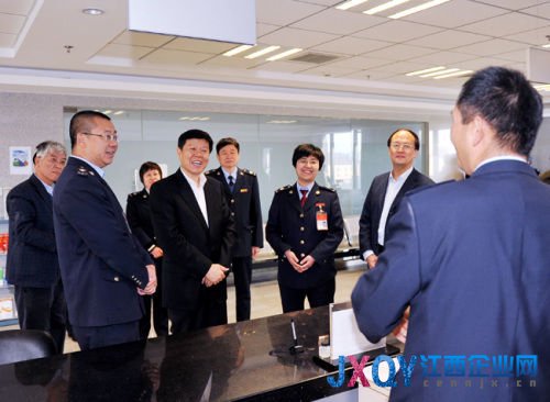 國家稅務總局黨組書記、局長王軍（左四）在北京市海淀區地稅局羊坊店稅務所調研時與稅務干部交談。