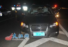 套牌車沖卡逃避檢查 司機無路可走棄車逃逸