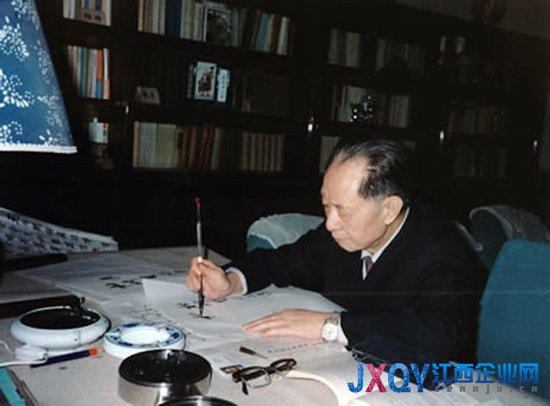 新華網今日刊登組圖紀念胡耀邦逝世24周年，圖為1989年，胡耀邦在書房寫下了“杜修賢作品選”。
