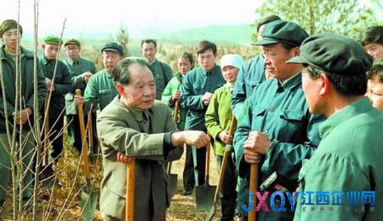 新華網今日刊登組圖紀念胡耀邦逝世24周年，圖為胡耀邦與十三陵林場工人交談。