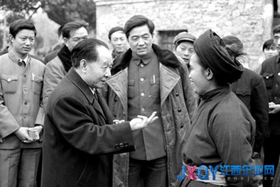 圖為1986年胡耀邦（前左）在貴州考察時與當地群眾交談。后排中為時任貴州省委書記的胡錦濤。