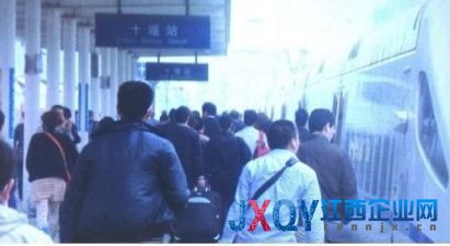 媒體曝光湖北書記李鴻忠親自在十堰站趕火車(圖)