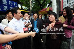 南昌市長陳俊卿上街勸阻行人闖紅燈