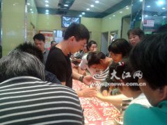 真有錢“南昌大姐”買金未歇手[圖]