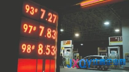 7月1日晚，四川成都錦華路殼牌加油站早已在售98號汽油 成都商報攝影記者鮑泰良