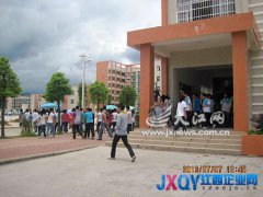 這么熱的天還要補課 怎么受得了？尋烏中學(xué)被學(xué)