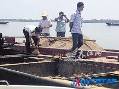 有人往軍山湖里施農肥？ 村民稱水質受污染