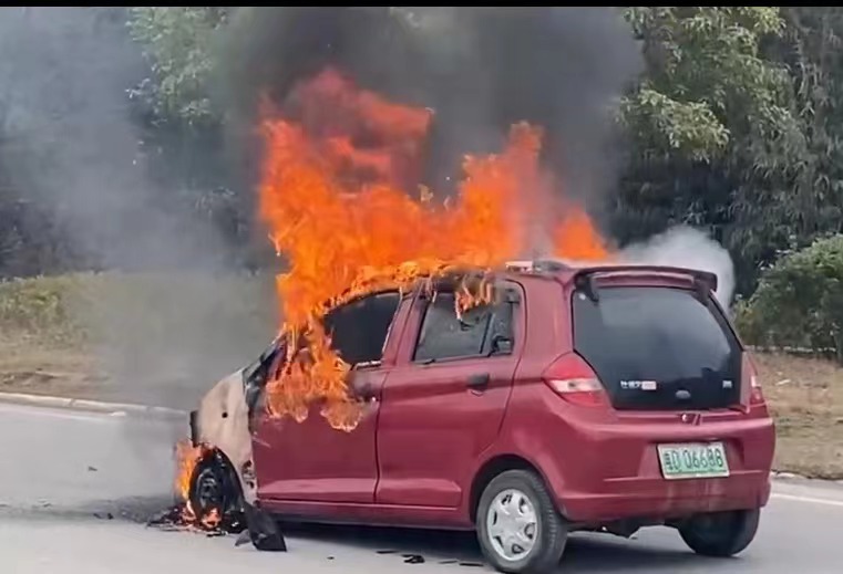 大爺開電動車買個菜，車燒沒了回不去了…
