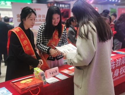 平安人壽萍鄉(xiāng)支公司參加行協(xié)聯(lián)合舉辦以“金融消保在身邊 保障權(quán)益防風(fēng)險”為主題的3•15集中宣傳